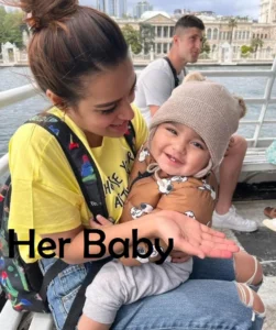 Iqra Aziz picture with her Baby